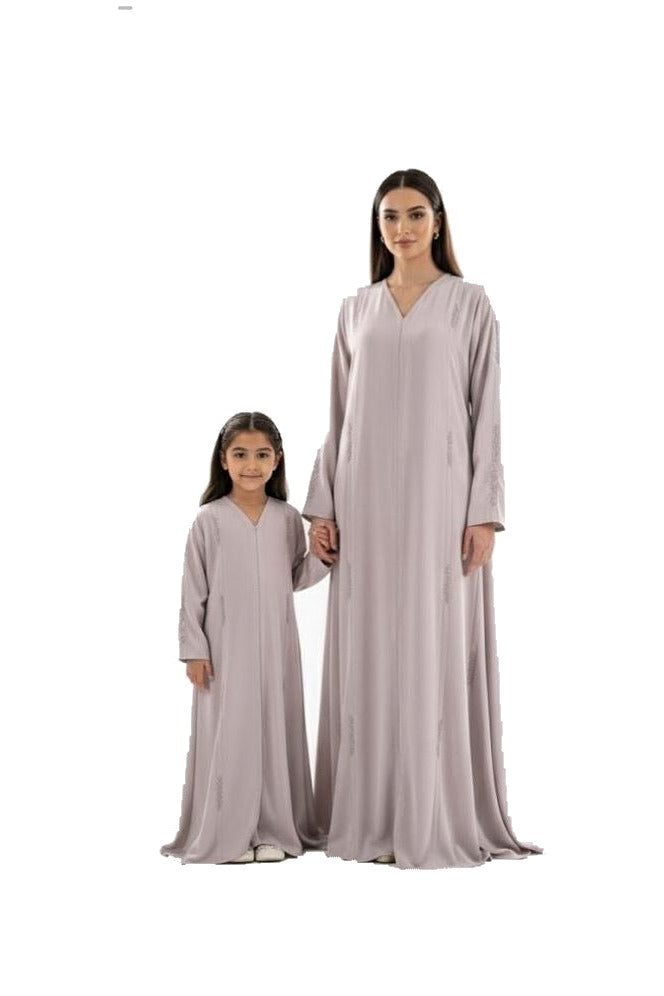 Moeder en dochter in bijpassende abaya's van NIA
