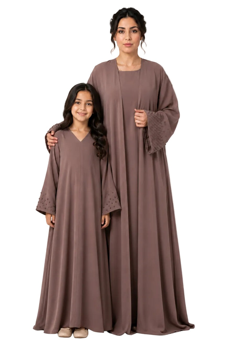 Moeder en dochter in bijpassende Amanah abaya's